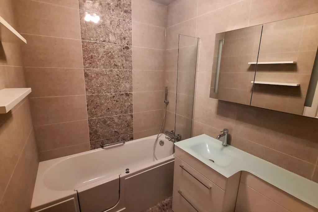 Appartamento Flat In Blue Plaque Building Londra Esterno foto