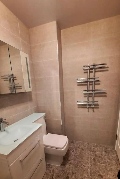 Appartamento Flat In Blue Plaque Building Londra Esterno foto